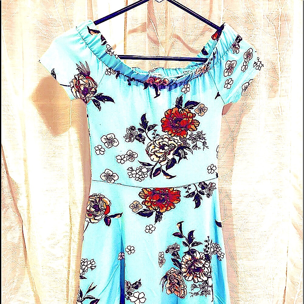 (NWOT) Charlotte Russe Off/On Shoulder Floral Mini Dress